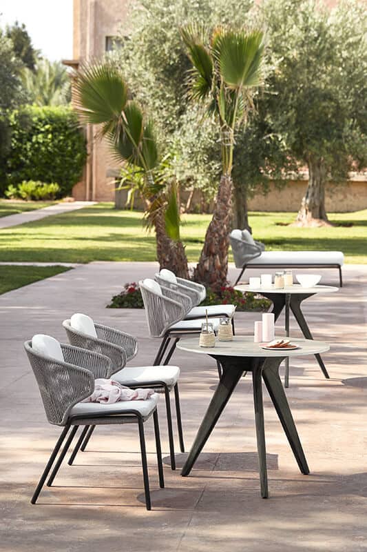 Tuinmeubelen Manutti stoelen en koffietafel buiten